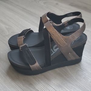 OTBT wavey sandals size 9